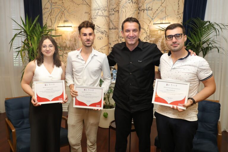 Bashkia e Tiranës, 3 bursa për studentët në Kolegjin e Europës, Veliaj: Investim që do ia rikthejnë qytetit me dijen e tyre