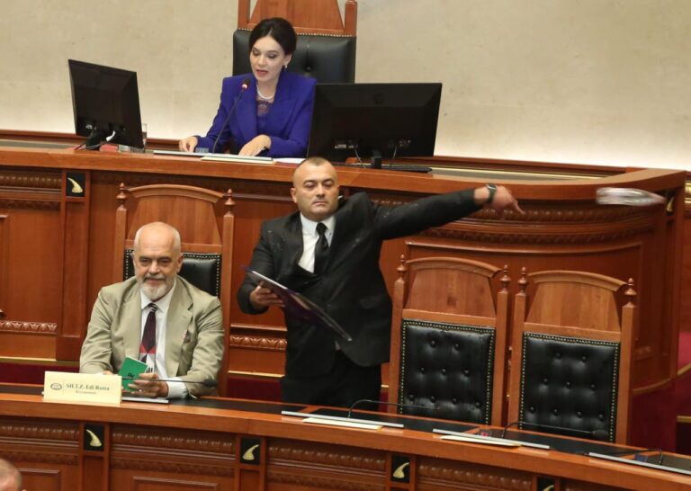 FOTO/ Gardisti si ”Spider-Man”, mbron Edi Ramën nga shishja që e hodhi deputetja e PD-së