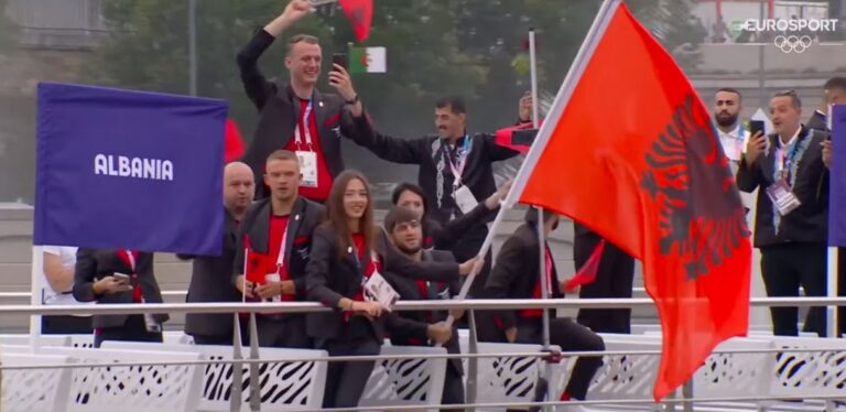 Shqipëria në ceremoninë hapëse të Paris 2024, flamuri kuqezi mbahet nga notarja 16-vjeçare dhe mundësi çeçen