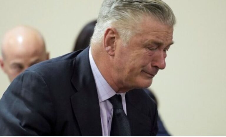 Rrëzohen akuzat ndaj Alec Baldwin për vrasjen në xhirimin e filmit “Rust”. Aktori shpërthen në lot