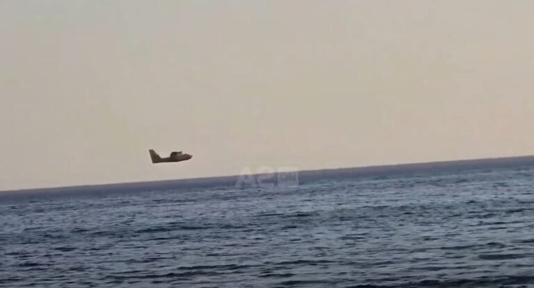Shëngjini i rrethuar nga zjarret, mbërrin ndihma e parë evropiane. Dy avionë në aksion për të shuar flakët