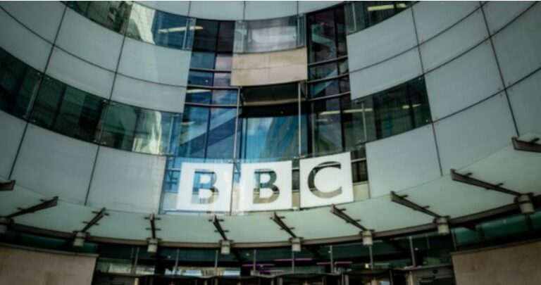 BBC planifikon të pushojë nga puna 500 punonjës