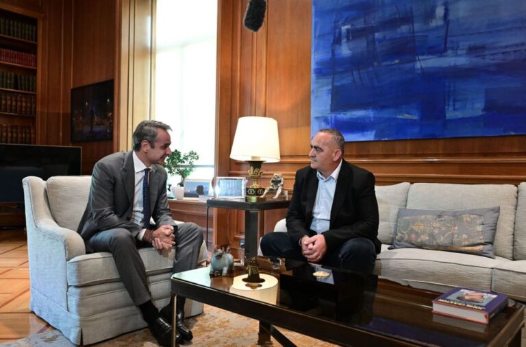 Beleri shkon në Athinë, pritet nga kryeministri Mitsotakis