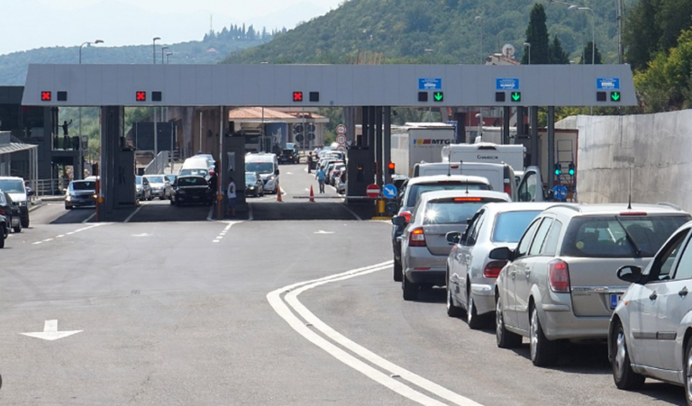 Kalime ilegale në doganë, Amerikanët dhe SPAK aksion në Han të Hotit. Në pranga ka rënë vetëm 1 person