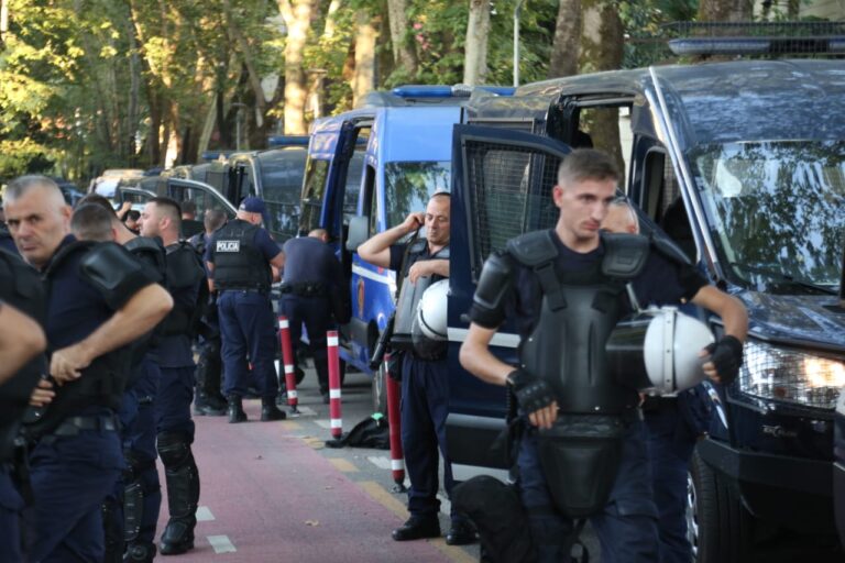 FOTOLAJM/ Blindohet Kryeministria, pritet të nis protesta