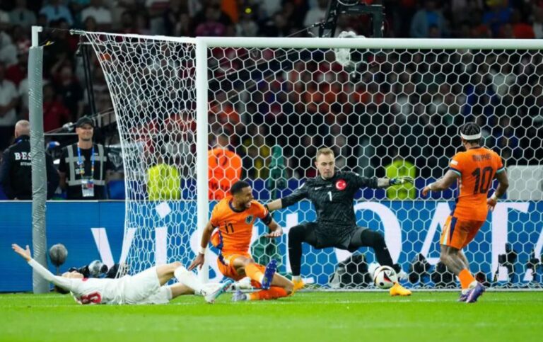 Holanda fiton me përmbysje spektakolare ndaj Turqisë, shkon në gjysmëfinale ndaj Anglisë (VIDEO)