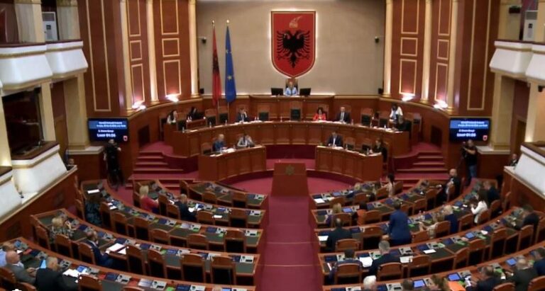 Debate e përplasje mes Erion Braçes dhe Gaz Bardhit në Kuvend