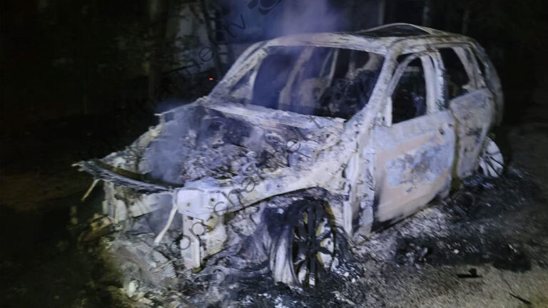 Atentati në Memaliaj, zbulohet makina e autorëve në flakë, zjarri përfshiu dhe një banesë