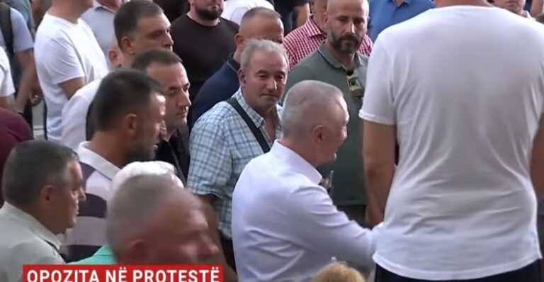 Meta i bashkohet protestës së PD