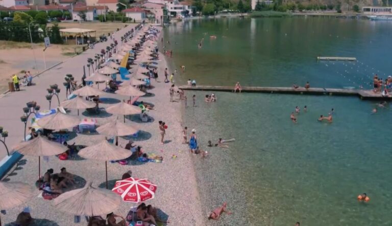 Rama publikon pamjet magjike: Plazhi publik i “Uçkave” në Pogradec, çadra falas për pushuesit