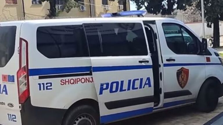 Terror në Korçë! I moshuari qëllon me armë nga ballkoni i pallatit