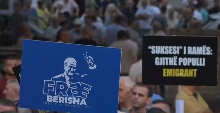 Pankartat në protestë: ”Free Berisha”, ”suksesi i Ramës, gjithë populli emigrant”