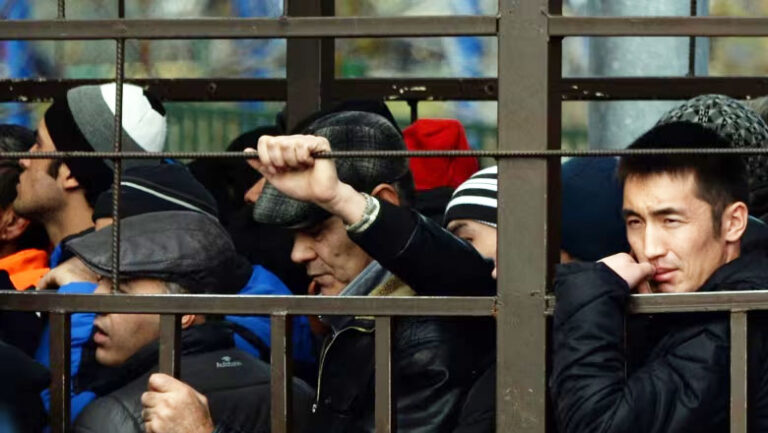“As mos pëshpërit në gjuhën tënde”: Rregulla të rrepta në Rusi për migrantët