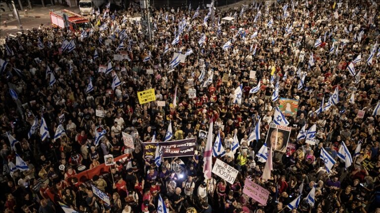 Mijëra izraelitë protestojnë në Tel Aviv për një marrëveshje e cila do të lironte pengjet