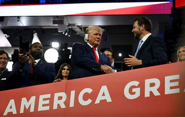 Me veshin e fashuar, Donald Trump shfaqet për herë të parë pas atentatit