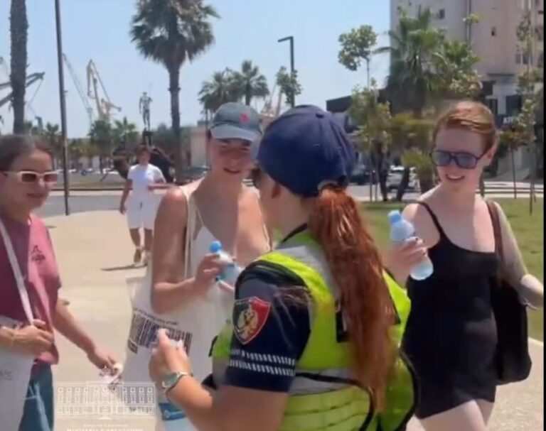 VIDEO/ Rama: Mirënjohje Policisë për kujdesin e treguar duke u ofruar ujë qytetarëve dhe turistëve në Durrës