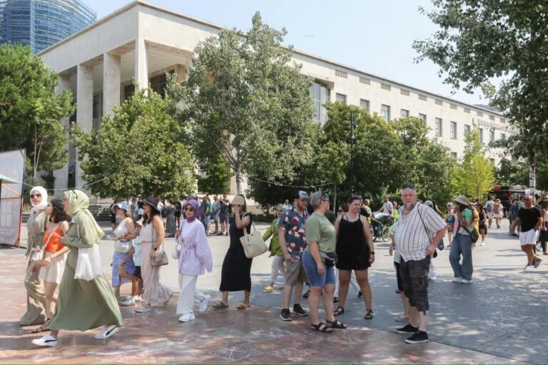 Temperaturat e larta, Veliaj apel qytetarëve: Shmangni orët e pikut. Ndaloni te Çadra e kujdesit për ujë dhe për të matur tensionin 