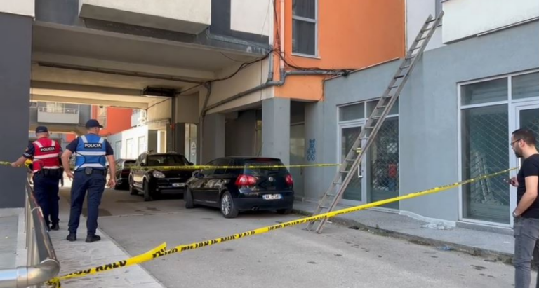 U hodh nga tarraca e pallatit, humb jetën gruaja në Korçë
