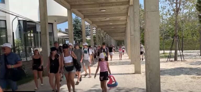 Vlora është plot, muaji korrik ka sjellë më shumë pushues nga jashtë dhe nga Kosova
