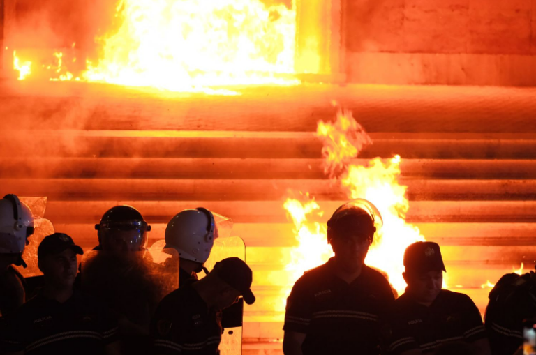 Protesta/Erdhën me furgonë, dëgjuan Saliun, hodhën disa shishe molotov dhe ikën!
