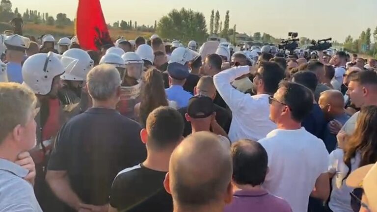 Protestë kundër aksit Thumanë-Kashar, banorët: Duam rrugë dytësore