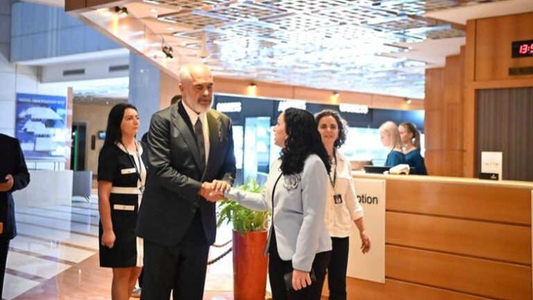 Rama shtrëngon duart me Osmanin në Pragë
