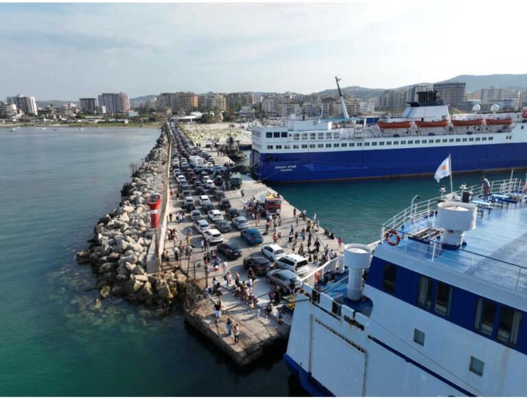 Italianët drejt Vlorës, mbi 1600 pasagjerë zbarkojnë në port