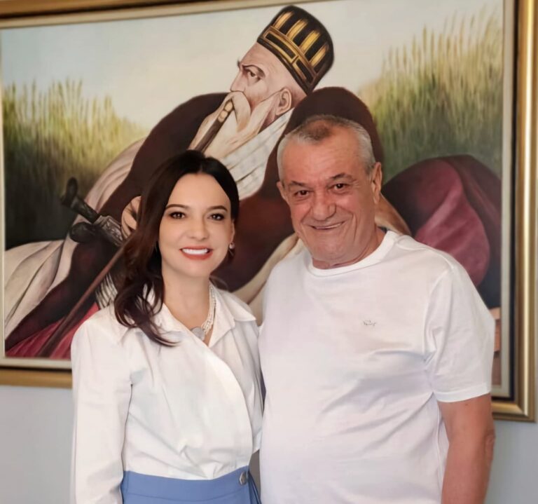 FOTO/ Elisa Spiropali merr ”leksione” nga Gramoz Ruçi për punën në Kuvend