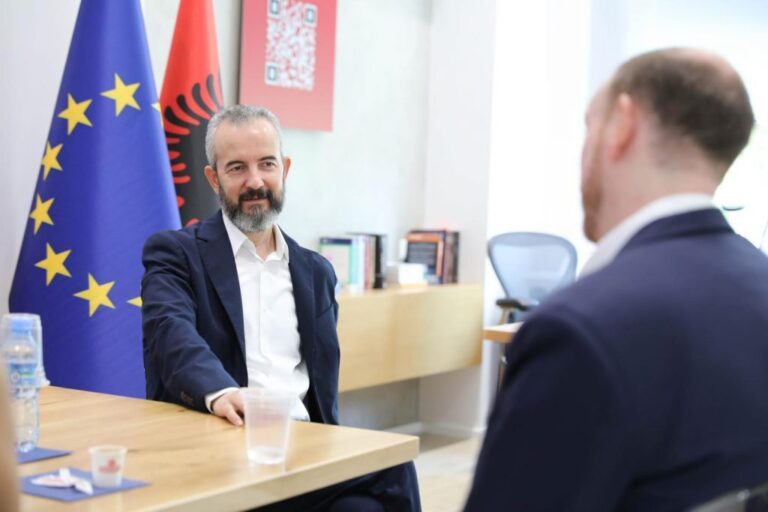 FOTO/ Celibashi pret ambasadorin në ikje të Britanisë: Mik i vërtetë dhe kampion i mbështetjes së KQZ-së