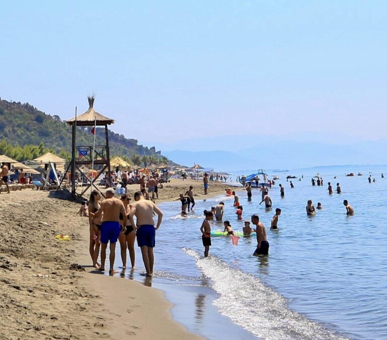 Shëngjin/ Pushuesit rikthehen në plazh, Rama poston foto nga Rana e Hedhun me turistë