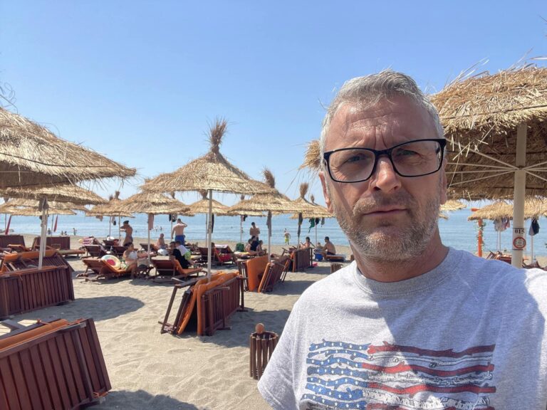 FOTO/ Rana e Vogël në Shëngjin, gazetari Figuri: Sot ishte plot me pushues, në fakt siç ka qenë gjithmonë