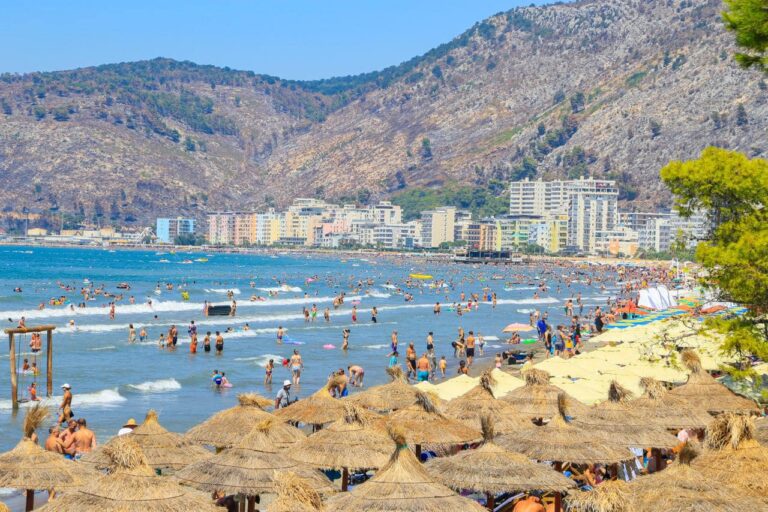 Rama poston fotot nga plazhi i Kunës në Shëngjin, shihet i tejmbushur me turistë dhe pushues