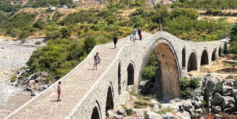 FOTO/ Rama: Turistët e huaj zbukurojnë kurorën e Urës së Mesit në Shkodër, një ikonë e rilindur e historisë