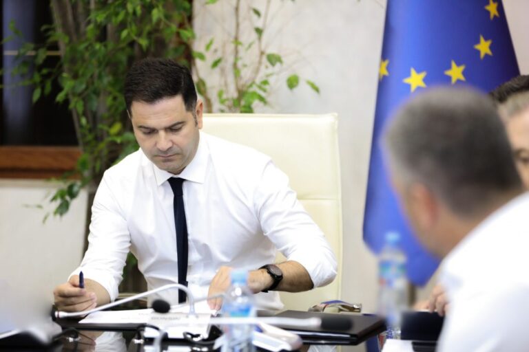 Ministri Malaj me krerët e tatimeve dhe doganave: Mbledhja e të ardhurave, t’i përgjigjet zhvillimit ekonomik të vendit