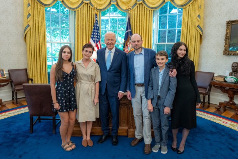 Doli nga burgu sipas marrëveshjes SHBA-Rusi, presidenti Biden pret në Shtëpinë e Bardhë kritikun e Kremlinit