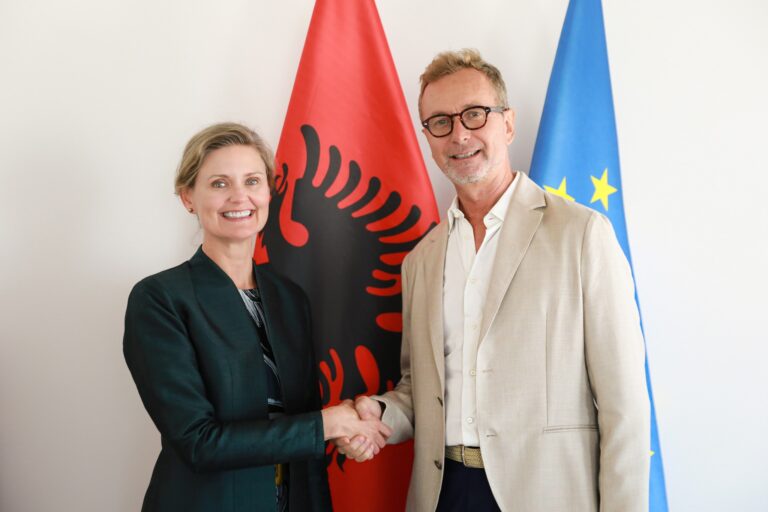 E ngarkuara me punë e Amerikës takohet me ambasadorin e BE: Rikonfirmojmë angazhimin e përbashkët për integrimin e Shqipërisë