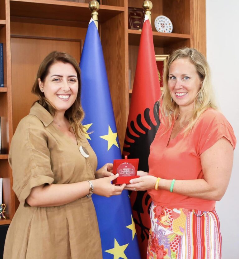 Manastirliu pret Eva Buzon që notoi nga Italia në Vlorë: Burim frymëzimi për të rinjtë që sportin ta bëjnë pjesë të jetës