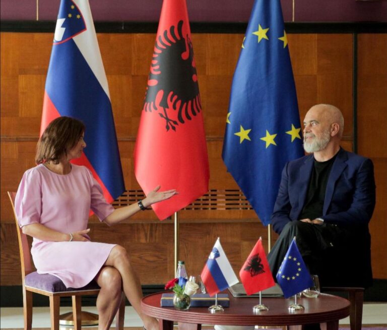 Rama pret zv.kryeministren e Sllovenisë, poston një foto nga takimi në Kryeministri