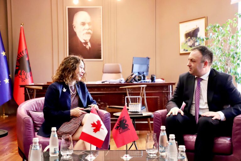 FOTO/ Bashkëpunimi dypalësh, ministri i Brendshëm Ervin Hoxha pret ambasadoren e Kanadasë në Tiranë