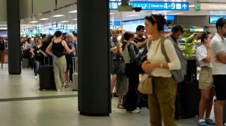 Mijëra izraelitë zbarkojnë në aeroporte, ikin nga frika e një luf@e të madhe