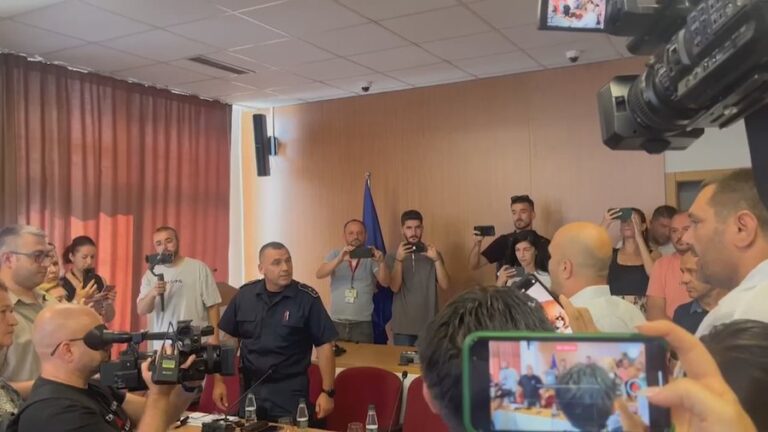 Serbët e veriut përfshihet në një debat me zv/komandantin e Policisë së Veriut: Donin të më sulmonin