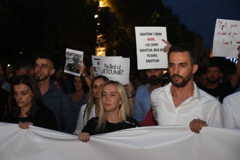 Adriatik Lapaj në protestën para Kryeministrisë: Ajo që i ndodhi Egit mund t’i ndodhë secilit prej nesh