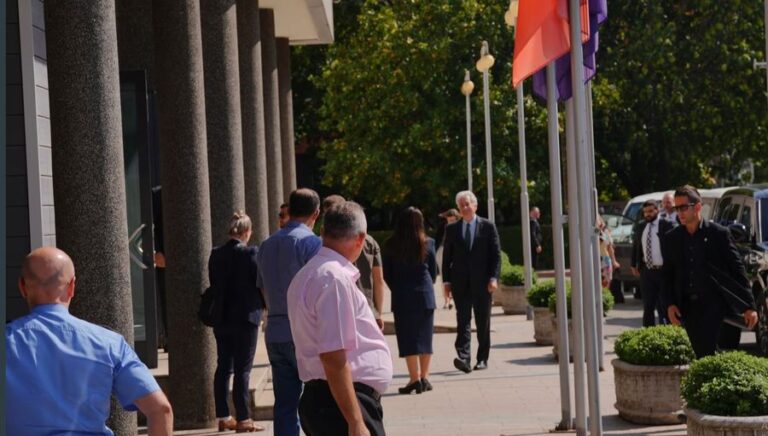 Shefi i CIA-s në Prishtinë, takim me presidenten Vjosa Osmani. Për vizitën në Serbi s’ka dalë ende asnjë detaj