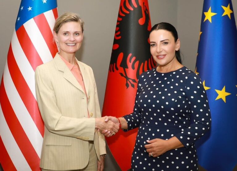 Zv/kryeministrja Balluku pret të deleguarën e SHBA-së në Tiranë, diskutohet për investimet amerikane