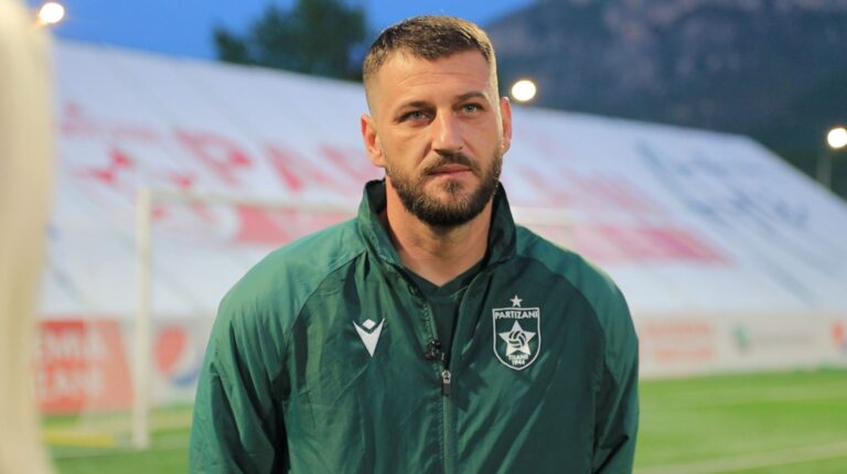 Alban Hoxha poston foton e rrallë me të birin