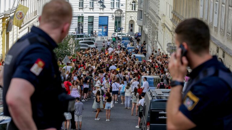 Zëri i Amerikës: Sulmi në koncertet e Taylor Swiftit, policia arreston dhe një person të tretë