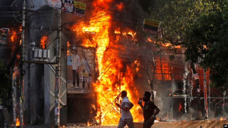 Së paku 50 të vdekur në protestat antiqeveritare në Bangladesh