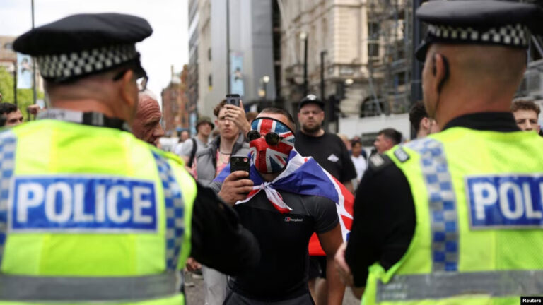 Kryeministri britanik, Keir Starmer dënon ashpër protestat në Britani: “Ata banditë do t’i sjell para drejtësisë”