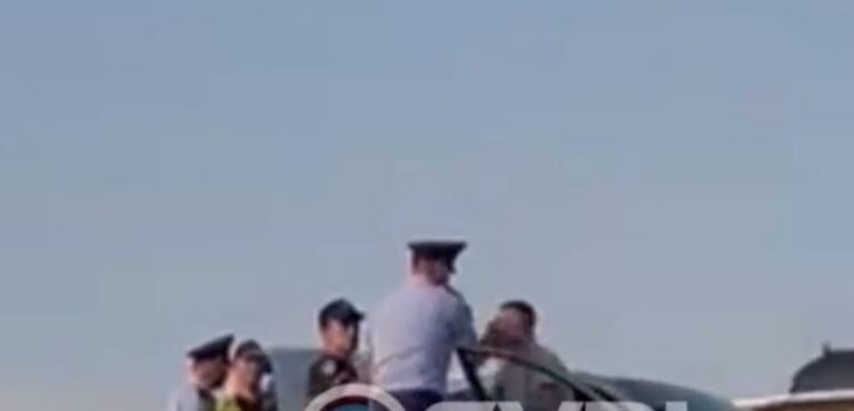 VIDEO/ Protesta për autostradën Thumanë-Kashar, shefi i Policisë Rrugore gjuan me shpullë qytetarin