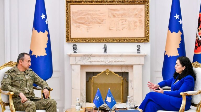 Presidentja e Kosovës, Vjosa Osmani bisedon me komandantin e KFOR-it për çështjen e urës në Mitrovicë